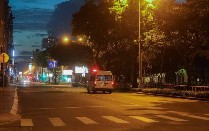 Đường phố Sài Gòn vắng vẻ sau 18h Ảnh 2