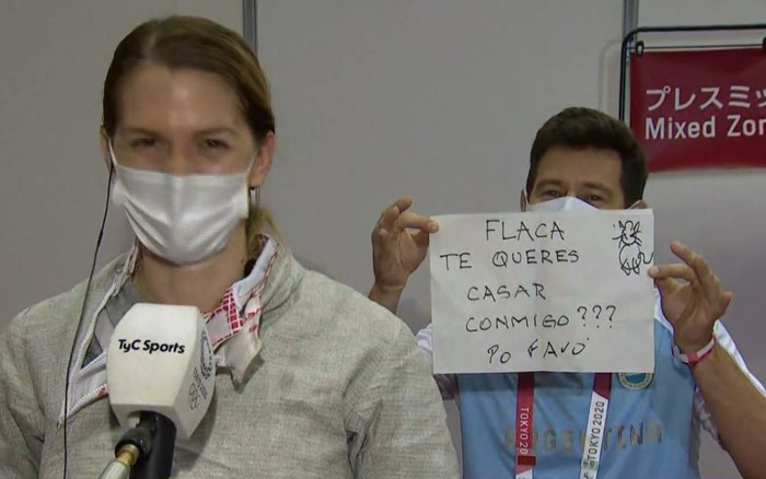 Thầy cầu hôn trò ngay trên sóng truyền hình ở Olympic Tokyo 2020 Ảnh 2