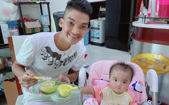 Con gái Mạc Văn Khoa 'căng đét' khi bố cho ăn, trái ngược khi chơi cùng mẹ Ảnh 2