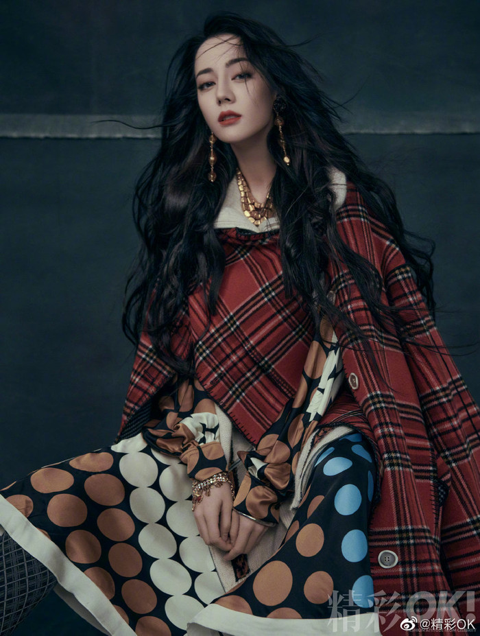 Trong ấn phẩm này, mỹ nhân Tân Cương khoác trên mình loạt trang phục đậm phong cách bohemian