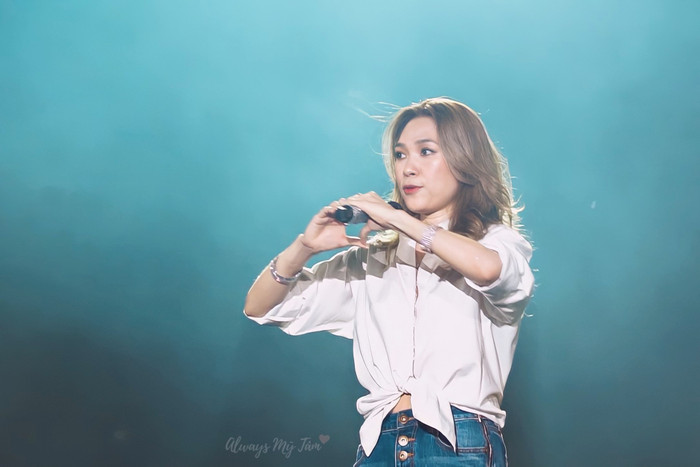 Hành động của Mỹ Tâm dành cho fan lớn tuổi chen chúc dưới sân khấu gây ấn tượng.