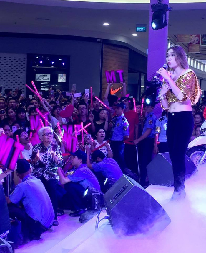 Mỹ Tâm ghi điểm tuyệt đối với hành động đặc biệt dành cho fan lớn tuổi chen chúc dưới sân khấu Ảnh 8