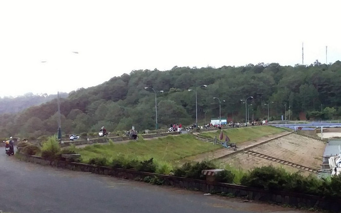 Đà Lạt: Nhóm 14 thanh thiếu niên tụ tập vui chơi bên hồ giữa mùa dịch COVID-19 Ảnh 2