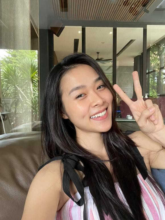 Diệp Bảo Ngọc khoe mặt mộc xinh đẹp cùng nụ cười rạng rỡ. Cô còn rủ thêm nhiều bạn bè nghệ sĩ khác hưởng ứng lời mời của đàn chị Ngọc Lan.