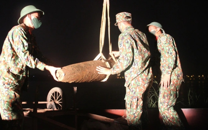 Hà Nội: Phát hiện, xử lý thành công quả bom nặng 230kg dưới chân cầu Chương Dương Ảnh 2