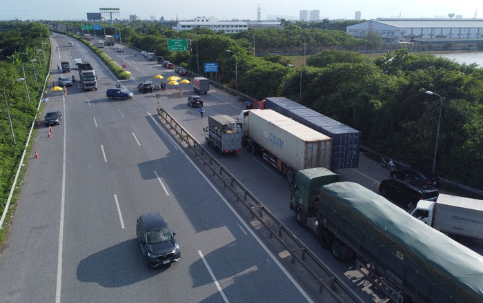 Hà Nội: 'Luồng xanh' phát huy tác dụng, các phương tiện ưu tiên lưu thông nhanh, không còn ùn tắc Ảnh 2