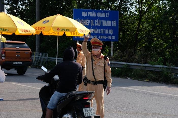 Hà Nội: 'Luồng xanh' phát huy tác dụng, các phương tiện ưu tiên lưu thông nhanh, không còn ùn tắc Ảnh 3