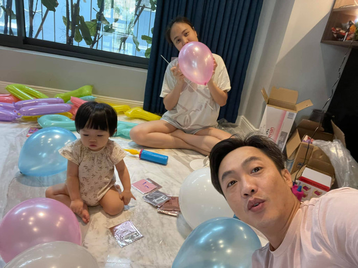 Cả nhà cùng trang trí tiệc thôi nôi Suchin trước đó.