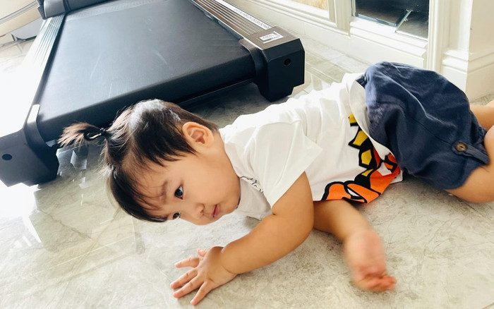 Con trai Hoà Minzy ngã ngửa ra phía sau khiến nhiều người thót tim Ảnh 2