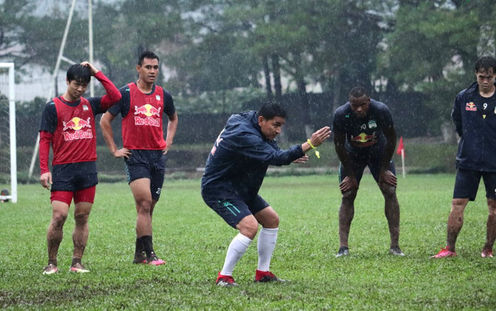 Thấy gì khi HLV Kiatisak cho HAGL đội mưa luyện tập mỗi ngày? Ảnh 2