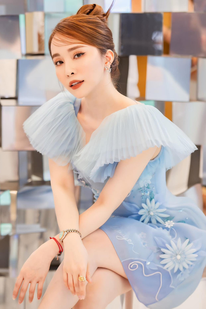 Sau ly hôn với chồng cũ Doãn Tuấn năm 2018, Quỳnh Nga hiện vẫn sống độc thân, cô nhiều lần bị đồn bí mật hẹn hò với diễn viên Việt Anh.