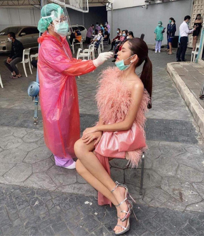 Cô gái khiến ai cũng trố mắt khi đi test covid với xiêm y lộng lẫy như thế này