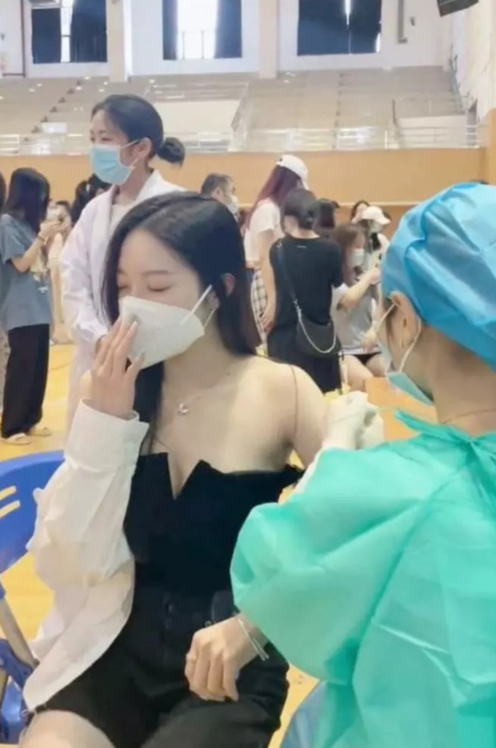 Người đẹp này lại 'chơi hẳn' quả áo cúp ngực lộ gần phân nửa vòng 1.