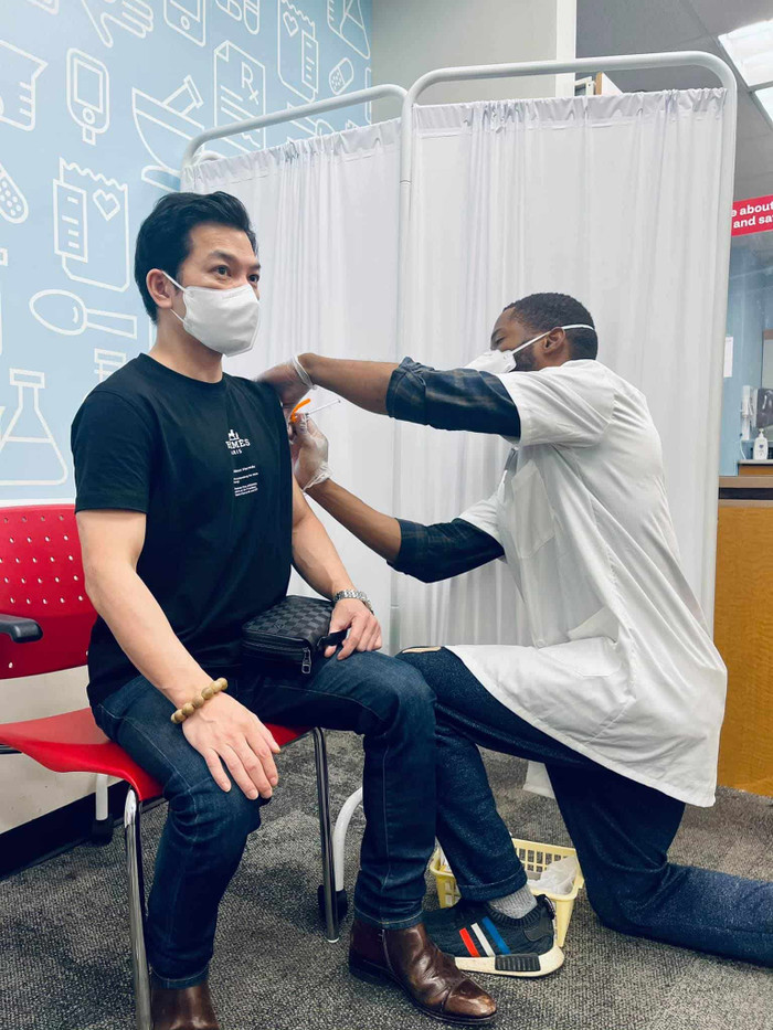 Với các chàng trai, áo phông tay ngắn là đẹp và lịch sự nhất khi đi chích vaccine.