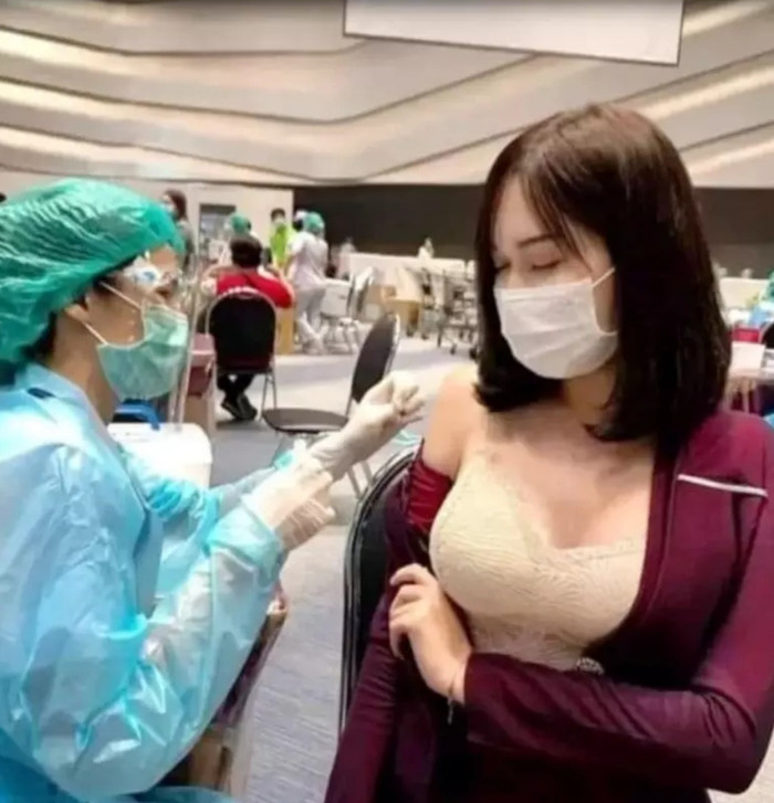 Cô gái này dù có áo khoác nhưng chiếc áo cúp ngực bên trong quá trễ nải