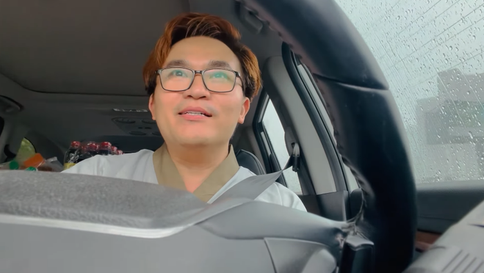 Đại Nghĩa tự lái xe đi từ thiện.