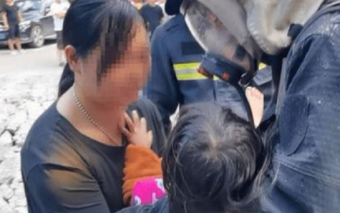 Cứu con trai khỏi đám cháy rồi đi hóng chuyện với hàng xóm, bà mẹ bị 'ném đá' vì hành động khó dung thứ Ảnh 2