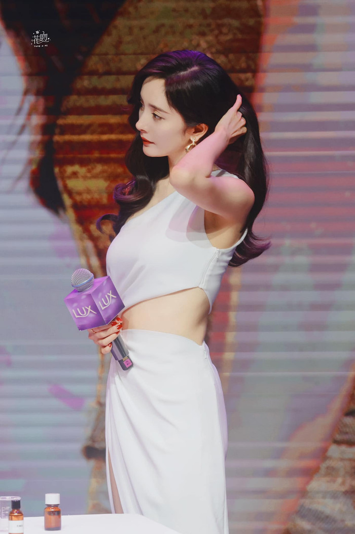 Góc này có thể nhìn thấy rõ hơn vòng eo của Dương Mịch