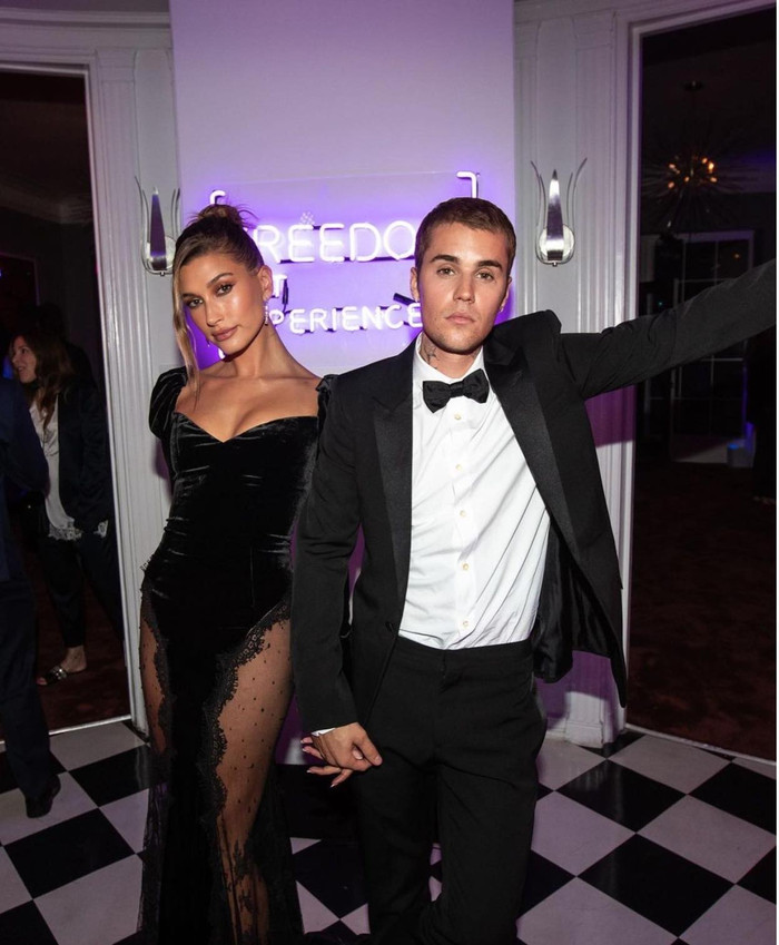 Vợ chồng Justin Bieber mặc đồ đôi với gam màu đen làm tông chủ đạo