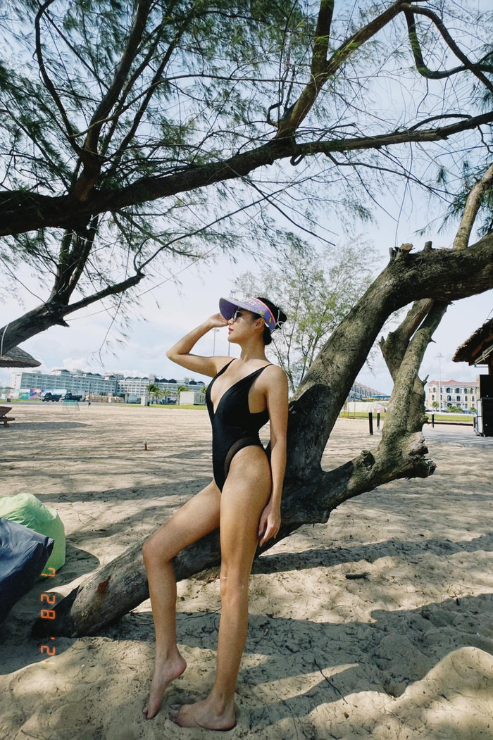 Vóc dáng nuột nà của Văn Mai Hương khiến fans trầm trồ.