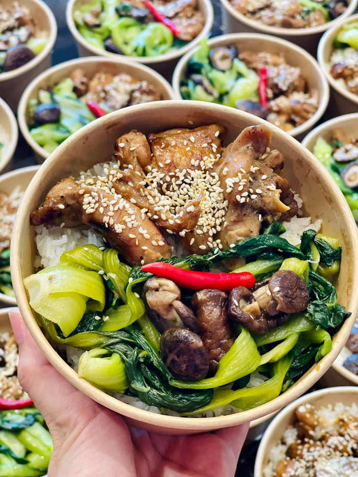 Phần cơm do mẹ con Hoa hậu Jennifer Phạm chuẩn bị có đầy đủ những món ngon bổ dưỡng như thịt gà, rau xanh và nấm.