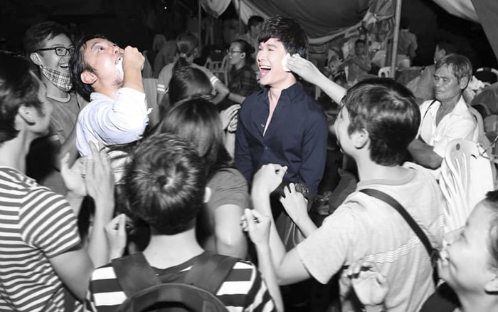 Nathan Lee chia sẻ hình ảnh fan Nhật 'quá khích': Lau mồ hôi xong nuốt luôn cả khăn giấy! Ảnh 2