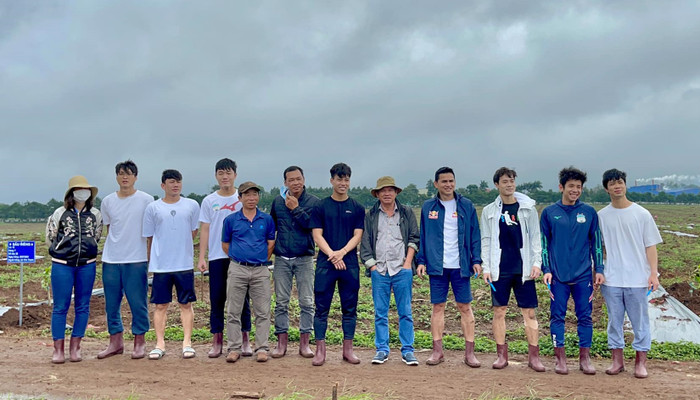 Bầu Đức, Kiatisak, Công Phượng... đi trồng cây sầu riêng. CLB HAGL
