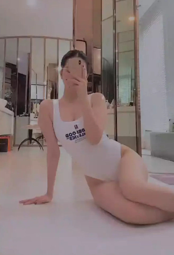 Mới đây, Ngọc Trinh vừa đăng story thử đồ, cũng là áo tắm nhưng lần này sự lựa chọn của người đẹp là những thiết kế một mảnh, liền thân.