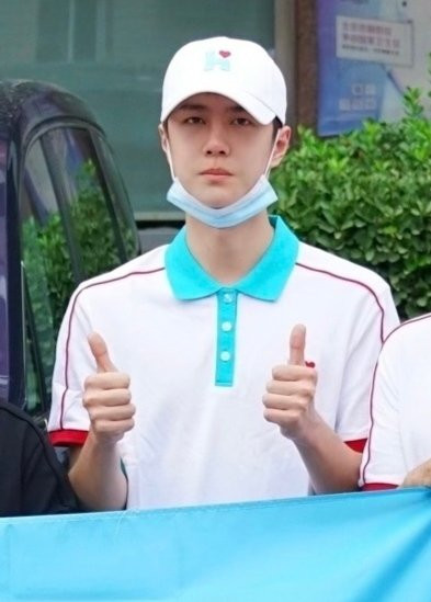 Vương Nhất Bác trong chuyến cứu trợ.