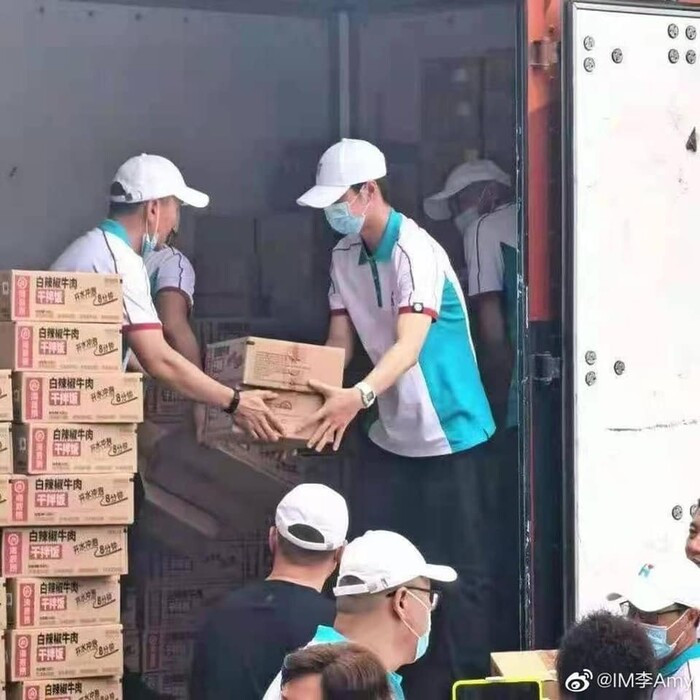 Giữa lùm xùm cứu trợ lũ lụt, đồng đội tiết lộ thái độ lúc tham gia cùng Vương Nhất Bác gây chú ý Ảnh 7