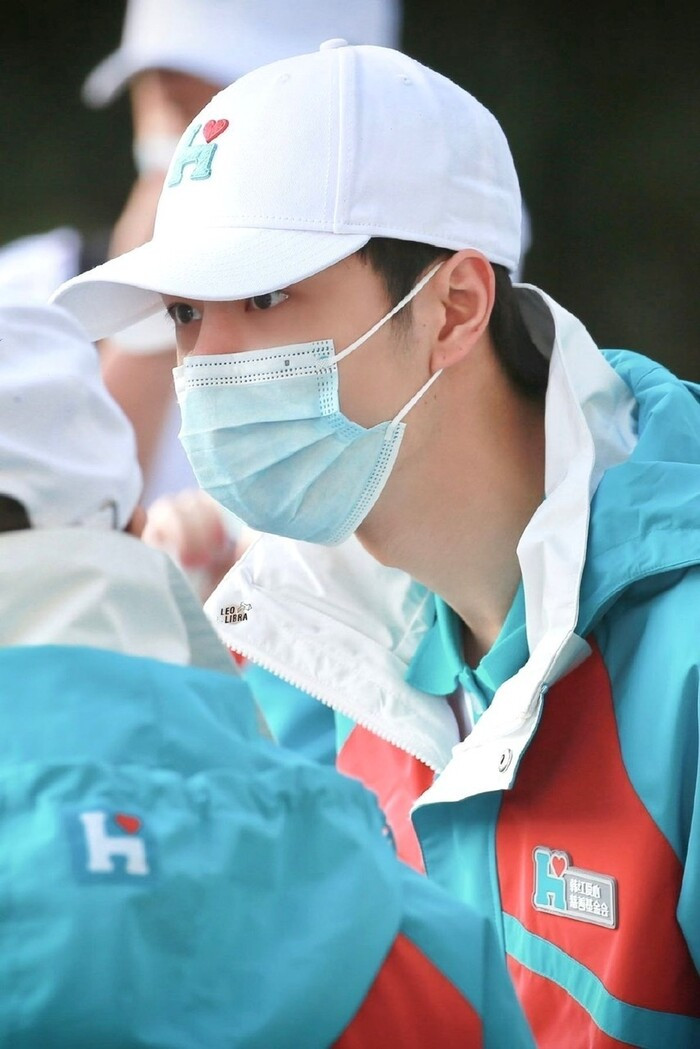 Đồng đội chia sẻ Vương Nhất Bác rất hăng say, quyết tâm làm việc trong lúc cứu trợ.