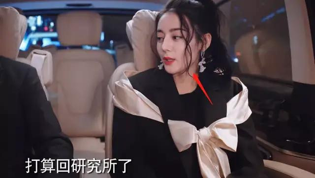 Thấy rõ sự chênh lệch màu da giữa cổ và mặt của Nhiệt Ba