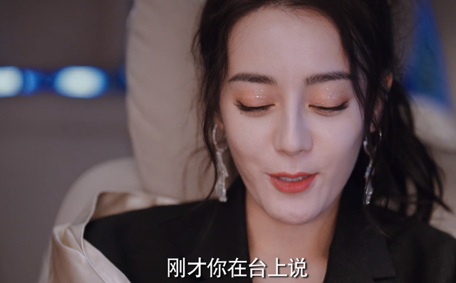 Lớp nền dày cộp khiến gương mặt cô trở nên cứng đơ