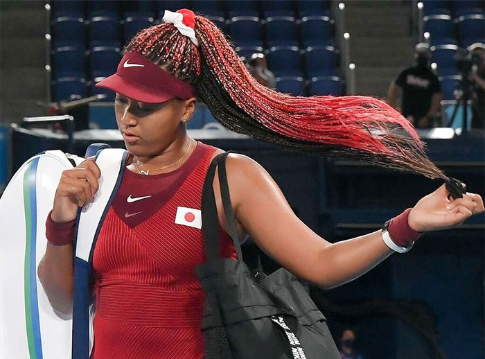 Tay vợt nữ số hai thế giới Naomi Osaka phải dừng lại ở vòng 3 trước đối thủ Marketa Vondrousova (người CH Czech) nhưng đã kịp gây ấn tượng với khán giả nhờ mái tóc nhuộm màu đỏ, trắng (giống cờ Nhật Bản). Naomi cho biết áp lực khi thi đấu trên quê hương là nguyên nhân khiến cô không thể giữ 100% phong độ.