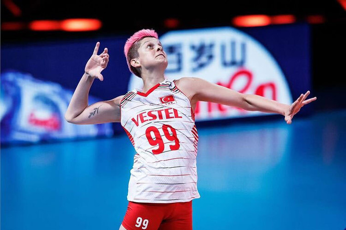 Đồng đội của cô, Ebrar Karakurt cũng ‘chơi nổi’ không kém với máu tóc hồng tươi.