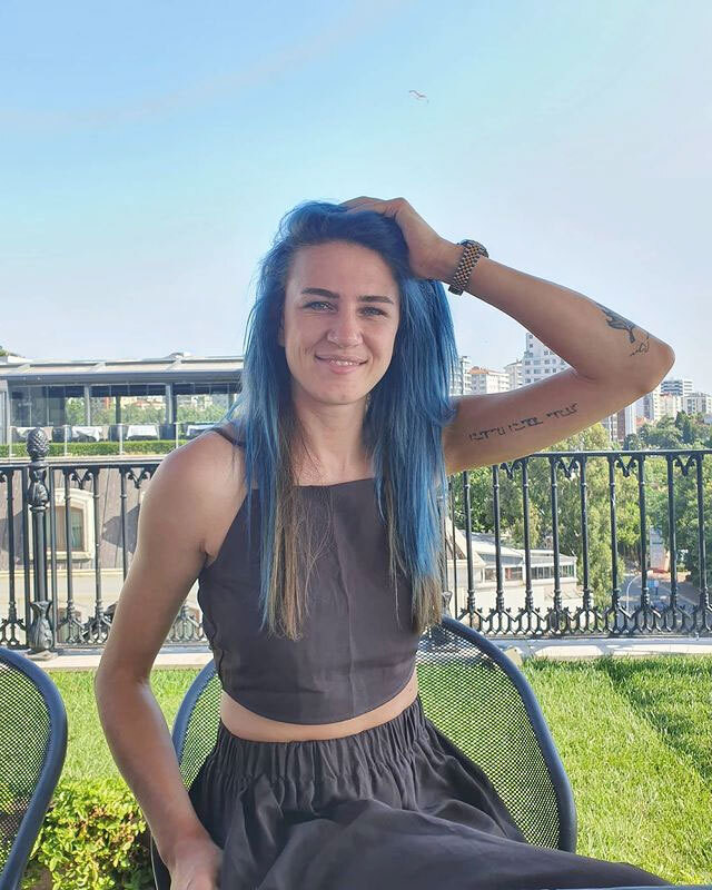 Vận động viên bóng chuyền của tuyển Thổ Nhĩ Kỳ Meryem Boz nữ tính với váy xòe và tóc dài màu xanh lam.