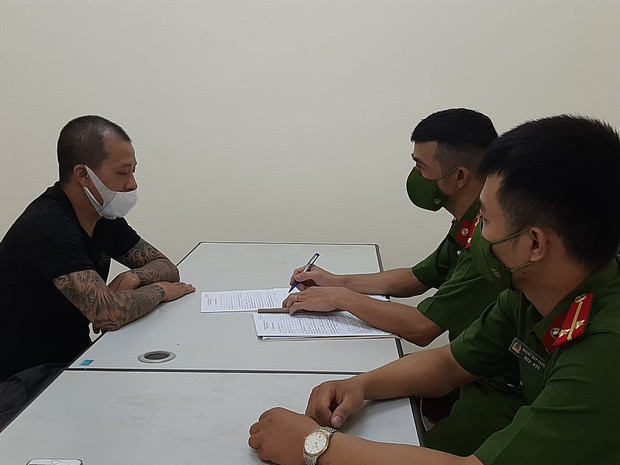 Cơ quan công an làm việc với đối tượng. Ảnh: Doanh nghiệp và Tiếp thị