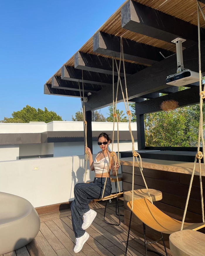 Áo hai dây croptop được nữ idol mix cùng baggy jeans và sneakers trắng