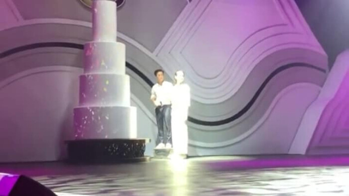 Cường Đô La và 'chiếc bục thần thánh' giúp ăn gian chiều cao.