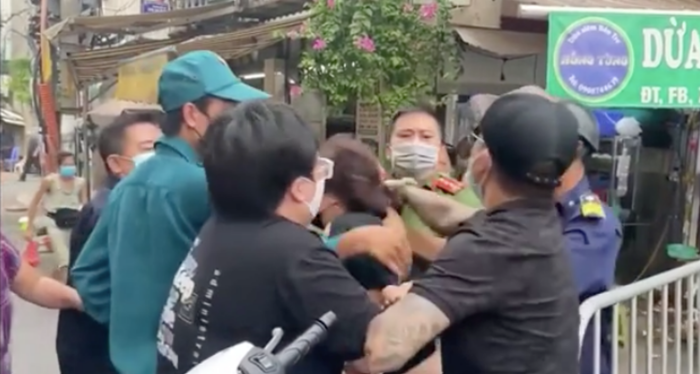 Cặp vợ chồng 'hổ báo' cố tình vượt chốt kiểm dịch. (Ảnh cắt từ clip).