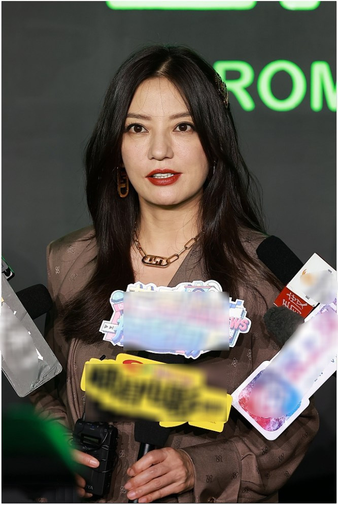 Gương mặt của cô lộ rõ dấu hiệu tuổi tác.