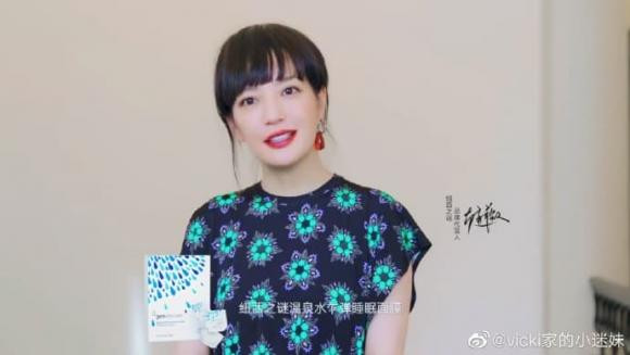 Việc để tóc mái khiến cho Triệu Vy trông thực sự lạ lẫm.