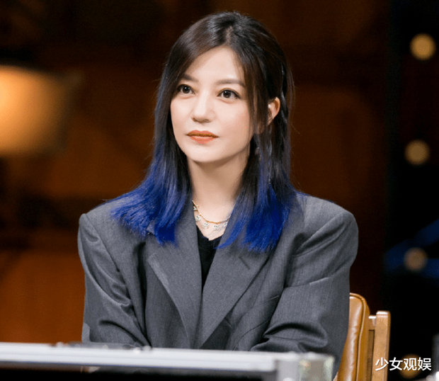 Thời gian qua, Triệu Vy vẫn chăm chỉ hoạt động nghệ thuật, tham gia rất nhiều sự kiện, show truyền hình và cố gắng thay đổi phong cách để lấy lại vẻ trẻ trung.