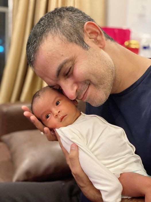 Mùa dịch nên Võ Hạ Trâm tự tay cắt tóc cho chồng.