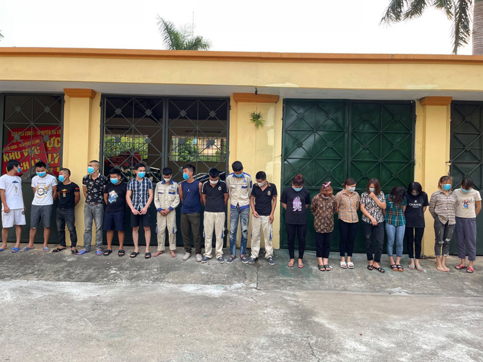 Các đối tượng được lực lượng chức năng phát hiện tụ tập bất chấp dịch bệnh. (Ảnh: Công an TP Hà Nội).