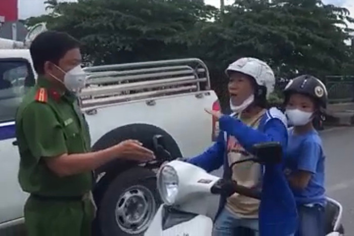 Người phụ nữ ra đường không có lý do chính đáng nhưng lại có hành vi chống đối, lớn tiếng với lực lượng chức năng. Ảnh cắt từ clip.