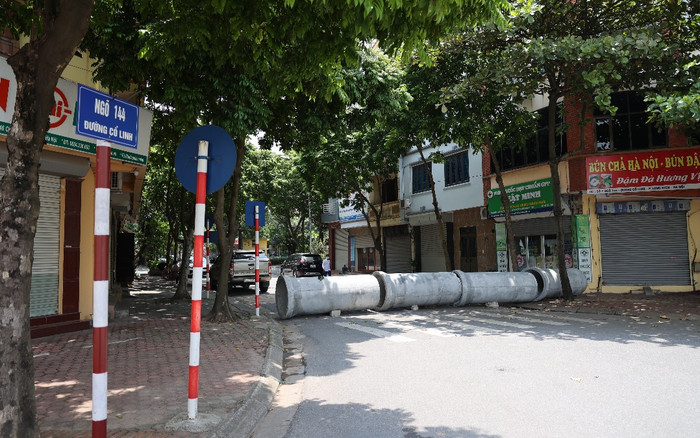 'Chốt' chống dịch 'độc lạ' bằng xe tải, gạch, thùng container và ống cống ở Hà Nội Ảnh 2
