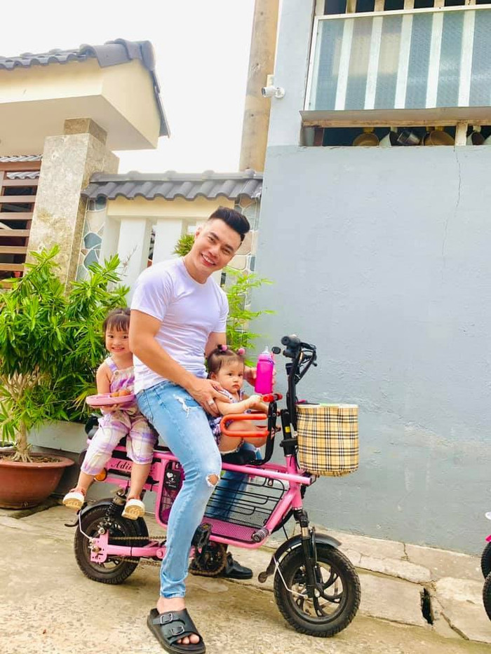 Bảo Lâm và hai con gái.