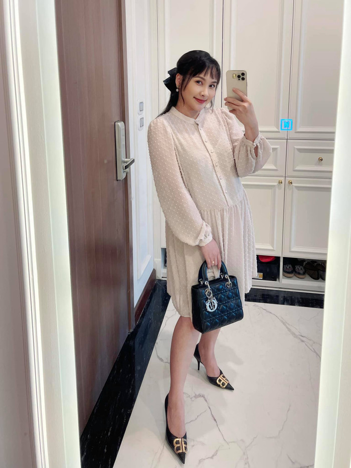 Bảo Thanh diện một chiếc váy rộng, tóc kẹp nơ, mang theo túi xách và giày hiệu trông vô cùng nữ tính và điệu đà.