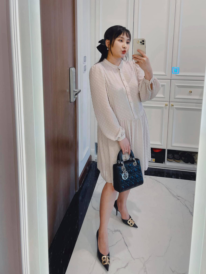 Mặc dù đã diện chiếc váy rộng nhưng vẫn có thể thấy phần bụng của Bảo Thanh vẫn còn nhô to. Điều này khiến anti fan nhân cơ hội buông lời chê bai nữ diễn viên.